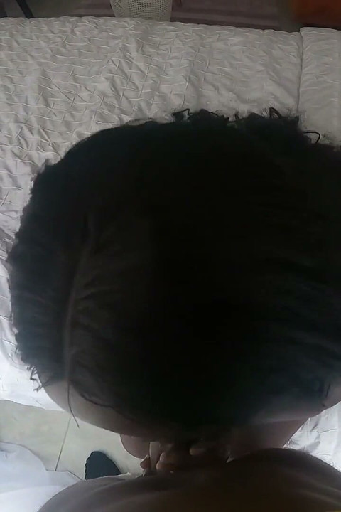 내 엉덩이 뺨에 사정할 때까지 뒤에서 때리기