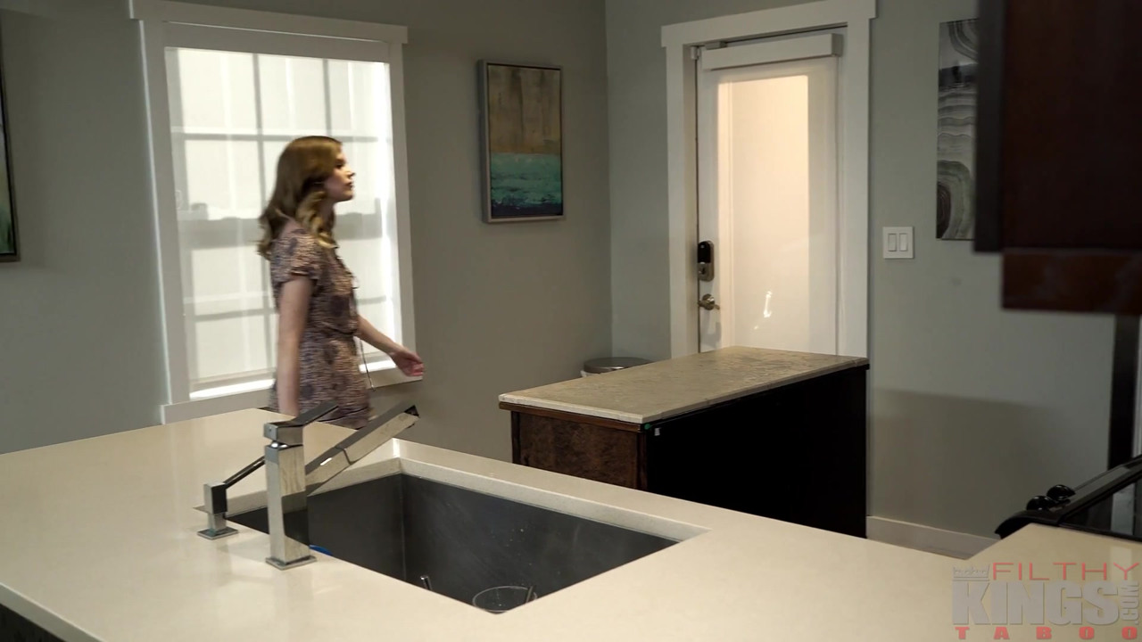 私はついに台所のテーブルで私の義理の妹を犯しました