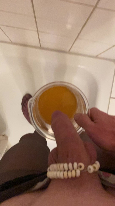 Kadın kılıklı Mandy Dusche'de çişini yapıyor