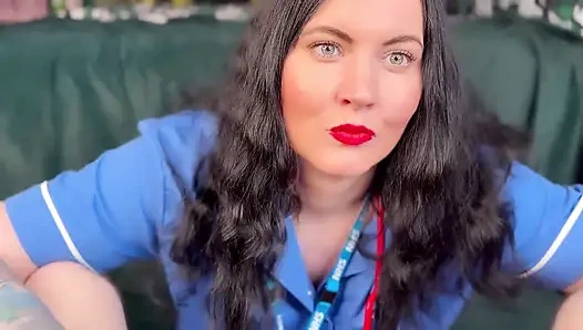 Hemşire ffw dr'i gırtlağına kadar alıyor ve dölünü yutuyor