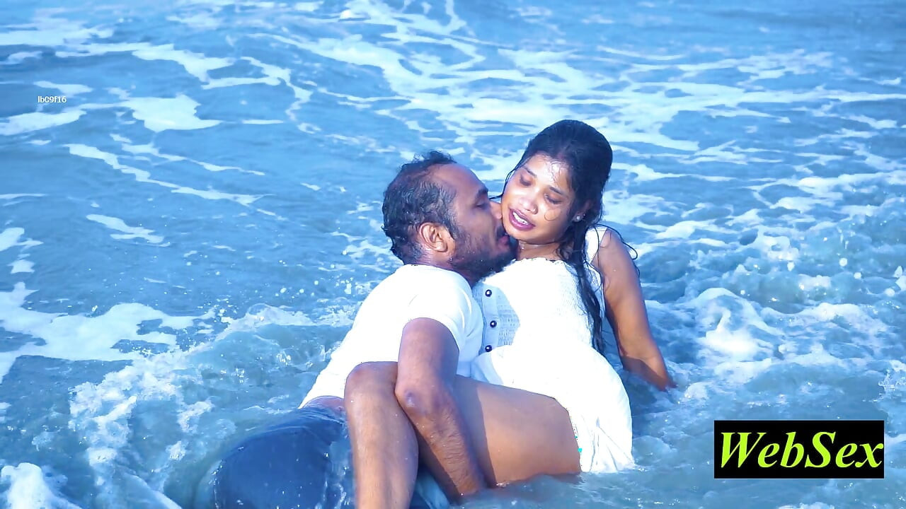 Hintli evli olmayan çift deniz plajında seks yapıyor! Romantik seks