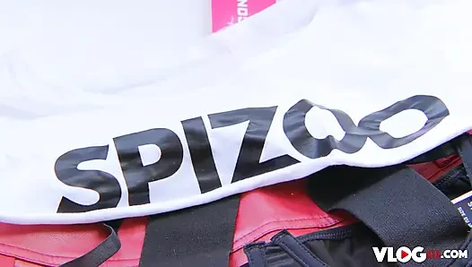 Возбужденной Selva Lapiedra ублажает ее тугую киску дикий хуй