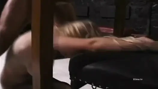 Ein fluß von sperma für eine heiße blonde schlampe