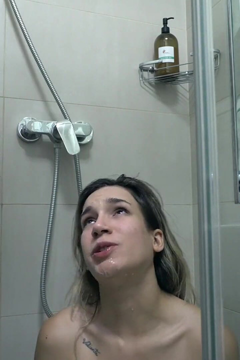 メーガン・ラブ、スラットにおしっこをかけるボーナス