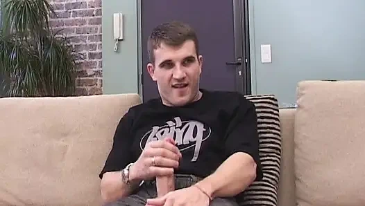 Трахнутая в анал французская крошка получила большую порцию спермы в ее рот