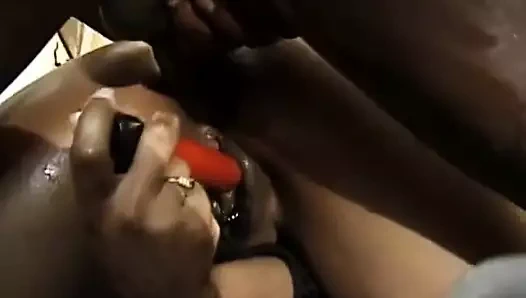 Şaşırtıcı zenci amcığını oynarken götünü siktiriyor