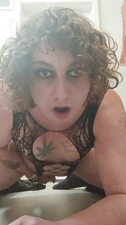 Sissy Danielle naprawdę kocha wibrator