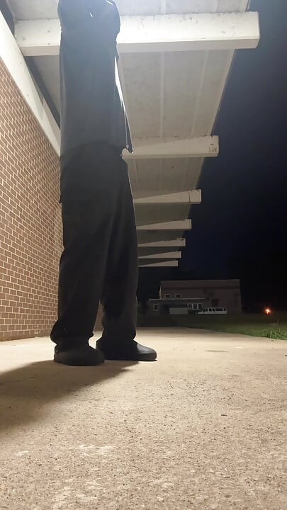 决定在晚上散步，并随机有在公共场合赤身裸体并在夜灯下撸管的冲动