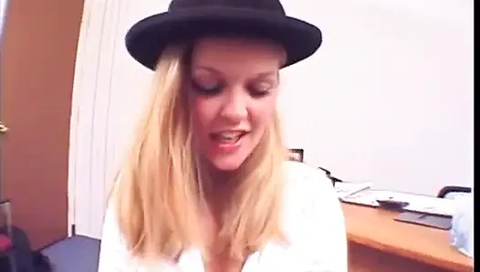 Riesige blondine mit großen natürlichen melonen Kaugummi Es ist erfolgreich, förderungswürdige Verhandlungen zu bestehen