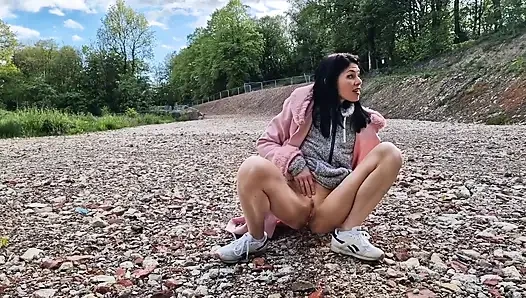 Açık havada çıplak ve herkesin içinde işiyor derlemesi