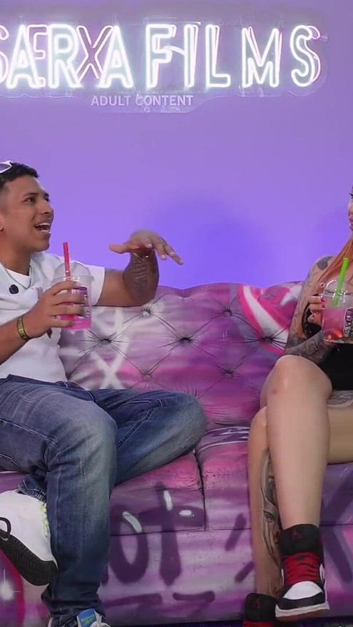 Andrea Pardo mostra bundas e peitos no meio de entrevistas, a coisa mais quente que você vai ver hoje dessa linda ruiva | Clipe 1