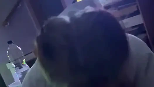 18 yaşında diz çökmüş, oral seks