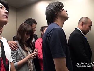 Preso no elevador Maika e Aoi Miyama - mais no caribbeanco