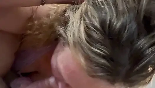 Paar hat spaß auf den möbeln, strandhaus-sex