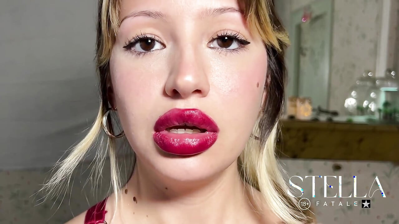 Raspberry - Lip Trembling Red Lipstick - Slow Motion