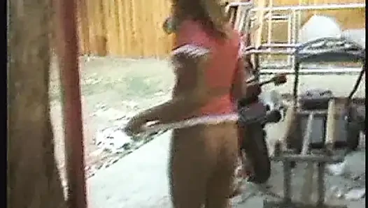 Tante seksi rambut pirang lagi asik pamer memek berbulunya di tempat-tempat yang berani di luar ruangan