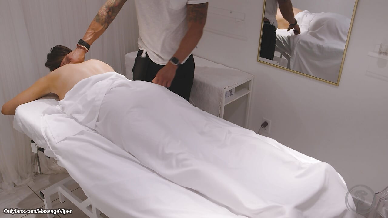 浮気する妻がマッサージセラピストとセックスする