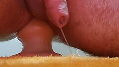 Sperma lekt met het inbrengen van een anale plug!