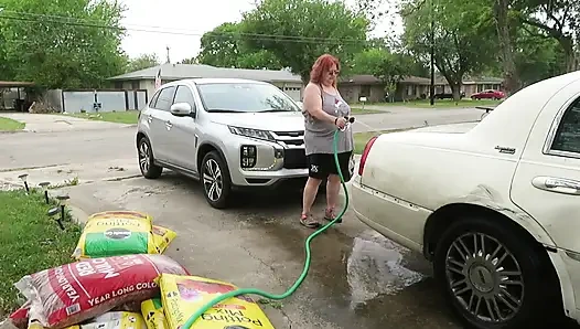 Seksi olgun iri güzel kızıl saçlı hemşire Vicki arabasını yıkıyor!