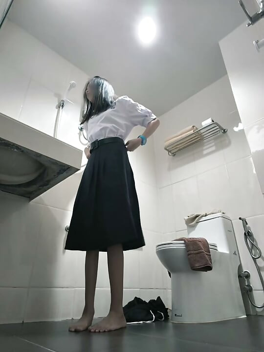 Thay đồ đồng phục học sinh trong nhà vệ sinh