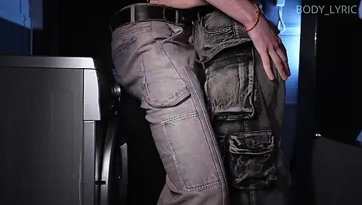 Неторопливый минет в коридоре от девушки с увеличением