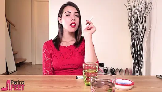 Brünette füchsin neckt ihren mann bei einem date mit den sohlen ihrer Füße und Absätze