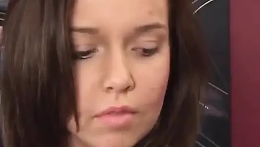 Юная брюнетка с большой задницей занимается внеклассной деятельностью