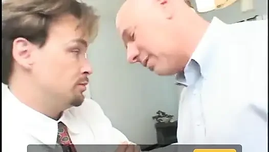 Adam yatakta başka bir adama sakso çektirirken kadının ayaklarını sikiyor