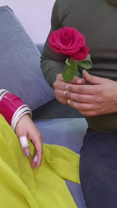 Valentine's Week - Rose Dene Par Roz Dogi Kya ft. Alisha Bhabhi | Clip 1