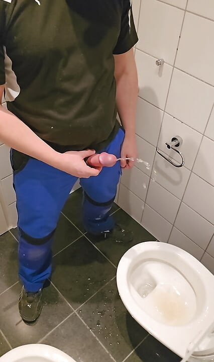 Εργάτης κατουράει την τουαλέτα γεμάτη