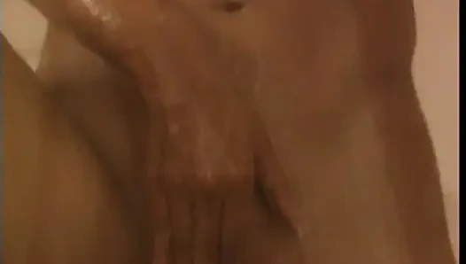 Cewek sange asia lagi asik muasin memeknya dan mandi sensual