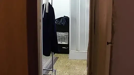 Cewek sange ini bugil dan nungging di depan pintu