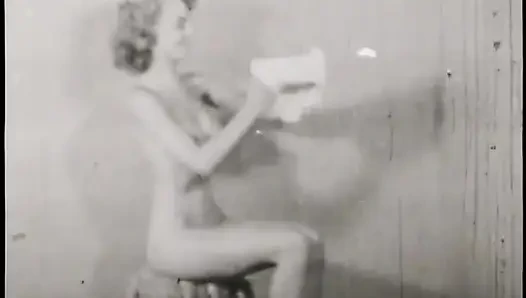 Ateşli klasik orta yaşlı seksi kadınlar şehvetli soyunuyor
