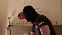 Anon पुलिस वाला गुलाम को पालता और गिराता है