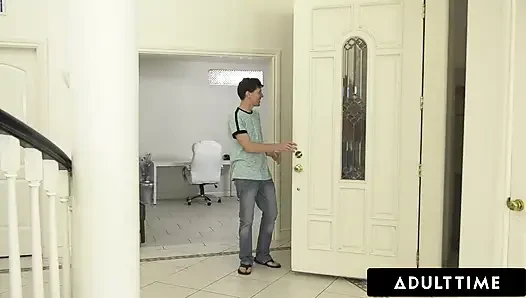 ADULT TIME - грудастая таксистка Alison Avery дает пассажиру лучшие сиськи из пятизвездочной поездки