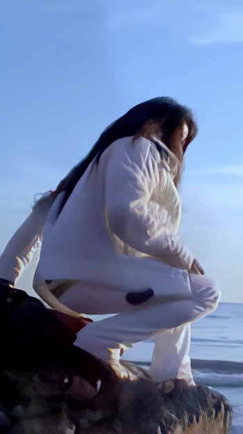 बड़े स्तनों वाली सुंदर christine समुद्र तट पर कपड़े उतार रही है