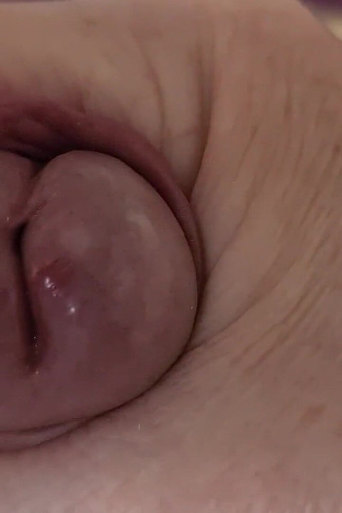 義父は横になって、濡れた穴が開くまで遊ぶのが大好きな小さなチンポをけいれんさせます