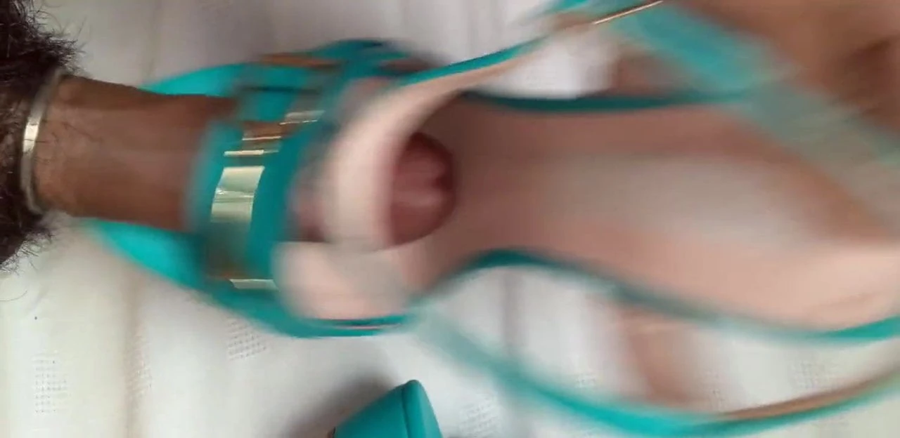 Scopando un bellissimo lavoro con le scarpe con i tacchi alti