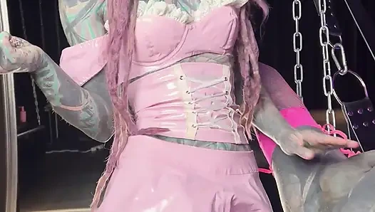 Gotik mürekkep kraliçesi büyük takma yarakla anal deliği parçalıyor