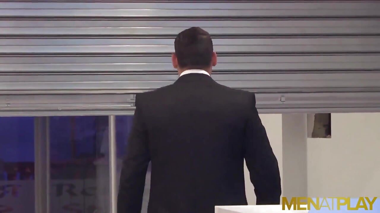 MENATPLAY - Hunk in suit Enzo Rimenez barebacks Denis Vega