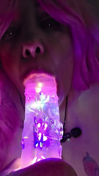 Chupando meu vibrador iluminado