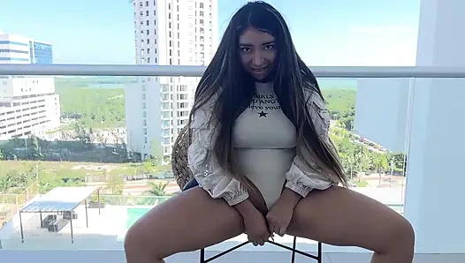 Seks anal di balkon sama ayah tiriku yang mesum, dia crot di dalam pantatku dengan sperma hangatnya, tanpa kondom!