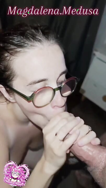 Děvka s brýlemi saje jako děvka až do obličeje