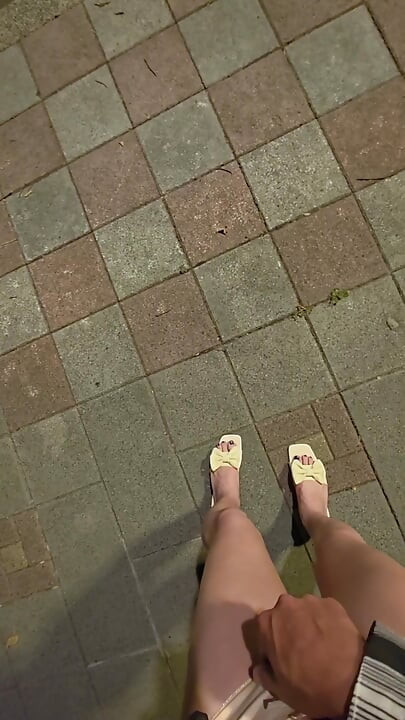 Shemale Ting xuan masturbuje a čůrá venku s vibrátorem