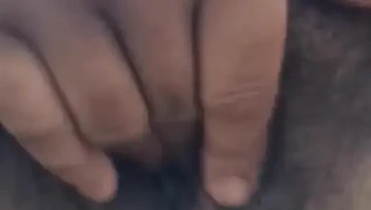 Şehvetli köpek parmakları vajinamı okşuyor ve.....