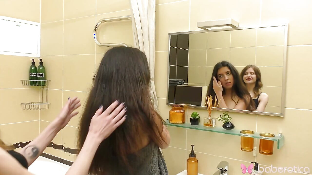 Minni Love i Katty West w swojej pierwszej lesbijskiej scenie miłosnej w wannie