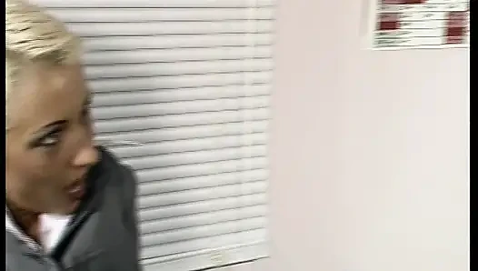 Blonde MILf aus deutschland ist hier, um von zwei typen gefickt zu werden