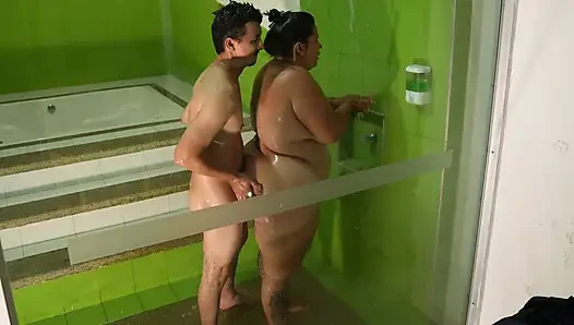 Tetanggaku datang ke rumahku dan ini terjadi di kamar mandi