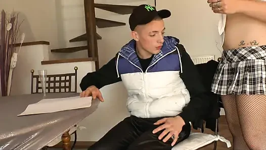 Blondine in schwarzen strümpfen bekommt tiefen arsch gebohrt