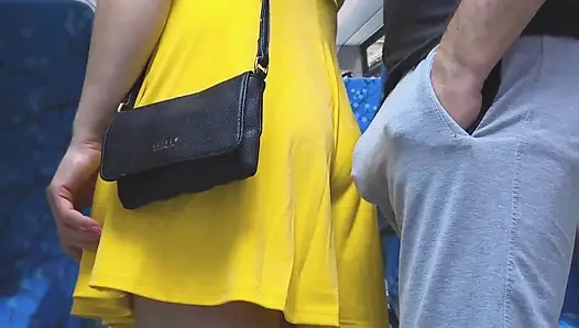 Ngocok kontol berisiko di dalam angkutan umum! Ejakulasi orang asing yang kotor menggunakan tangan gadis